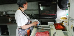 Cocinera de abrasador de armando cocinando con horno de brasa ecológica 